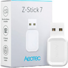 Bild p Aeotec Z-Stick 7 USB-adapter framfr sin frpackning. Frpackningen visar att enheten r kompatibel med Mac, Unix och Windows, har S2-skerhet och SmartStart-funktion.