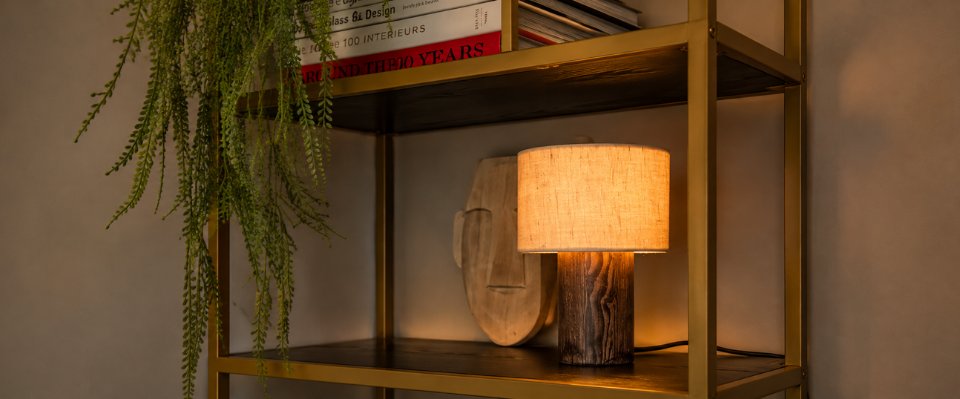 Inspiration f&ouml;r vardagsrumsbelysning med taklampa, golvlampa och bordslampa