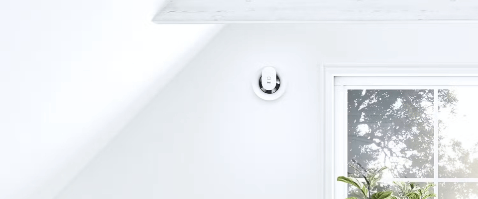 En vit PAX badrumsfl&auml;kt &auml;r monterad h&ouml;gt p&aring; en ljus v&auml;gg intill ett f&ouml;nster och ventilerar rummet. Elbutik.se erbjuder denna diskreta ventilationsl&ouml;sning som bidrar till f&ouml;rb&auml;ttrad luftcirkulation och minskad fukt i bostaden.